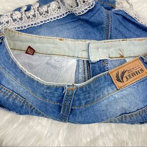Jeans HT | embroiderer shorts ,distressed blue denim daisy Dukes 28